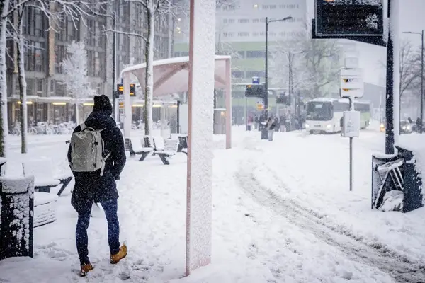 Снежна бура го парализира североисточниот дел на САД, продолжува да предизвикува проблеми со транспортот и струјата