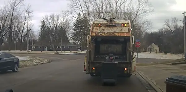 (Видео) Осомничен се скрил во корпа за отпадоци додека бега од полицијата во САД