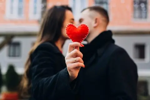 Страсната љубов се доживува само двапати во животот: Ретки се малкуте среќници, а се манифестира на овој начин