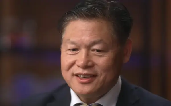 Одгледал 5 деца од анонимни донаторки на јајце-клетки и сурогат мајка:  Кој е таткото на шампионката Алиса Лиу?