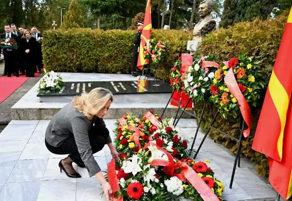 СДСМ оддаде почит и положи цвеќе на почивалиштето на претседателот Борис Трајковски