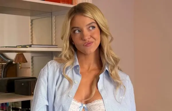 Сидни Свини позира само во чипкаст градник (ВИДЕО)