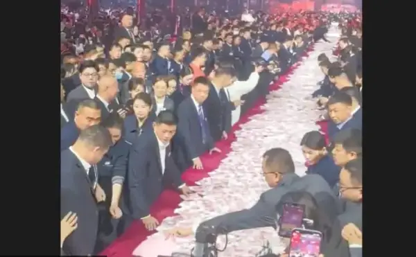 Директор им дал бонус на работниците од 22 милиони евра- кешот им го истурил на масите (ВИДЕО)