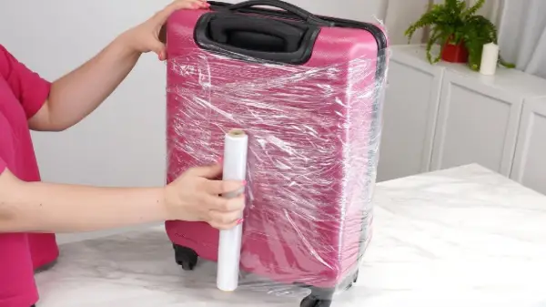 Завиткувањето куфер со фолија може да ве направи мета на крадци