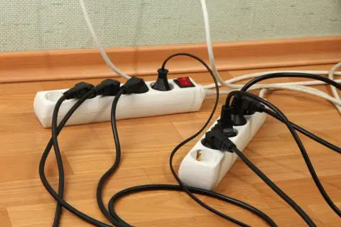 Кои уреди никогаш не треба да ги вклучувате во продолжен кабел?