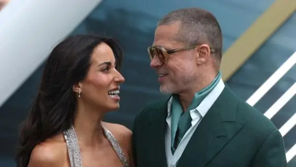 Фото: Бред Пит отпатува на грчки остров со својата девојка