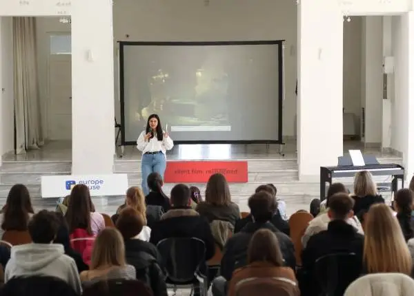 Нем филм: Одново замислен