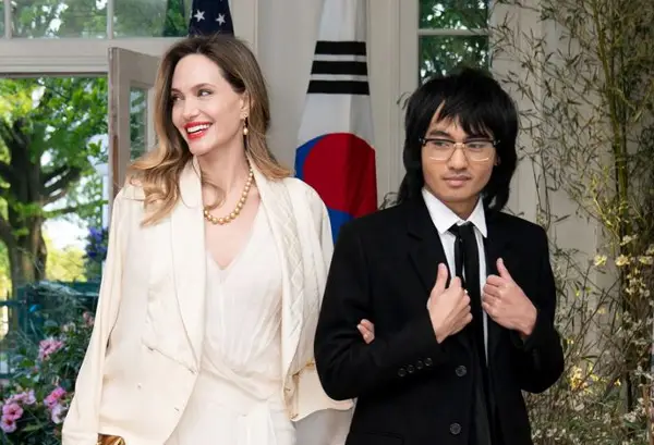 Најстариот син на Анџелина Џоли и Бред Пит го изостави презимето на својот татко во новиот филм