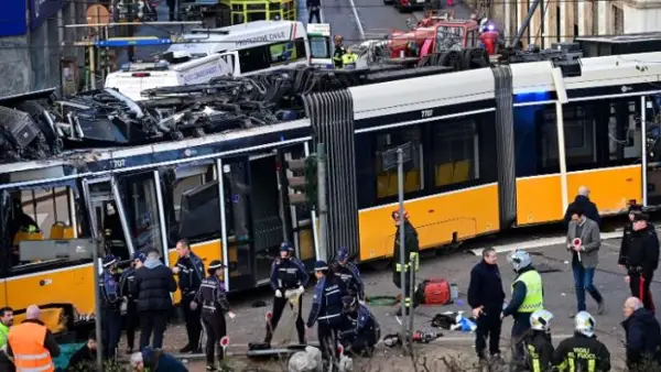 Најмалку двајца загинати откако трамвај излета од шини во Милано