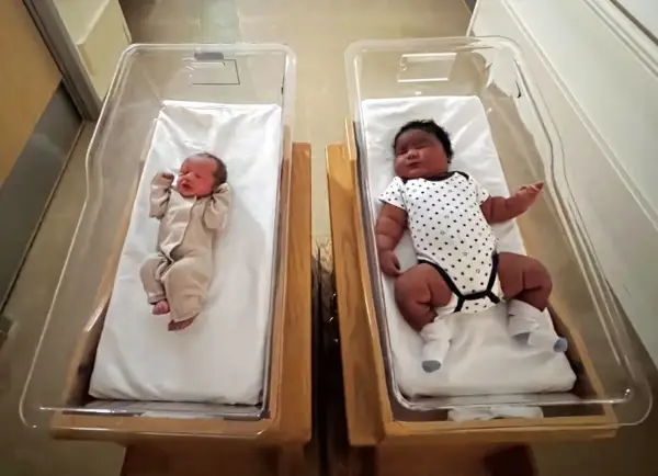 Тежеле 5,9 и 1,8 килограми: Рекордно големо и минијатурно бебе родени во ист ден!