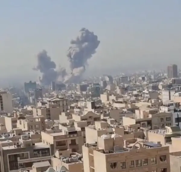 Извештај: Палатата на Хамнеи е целосно уништена во нападите