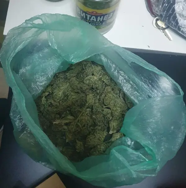 (ФОТО) Падна дилер од Кавадарци – пронајдени марихуана и бела грутчеста материја