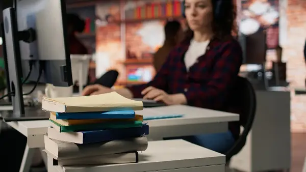 Зошто некои од најголемите издавачи вработуваат ВИ-инженери и покрај противењето на писателите