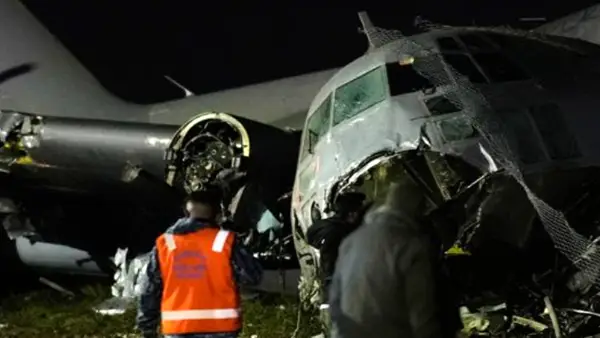 НАД 20 ЗАГИНАТИ ПРИ ПАД НА ВОЕН АВИОН КОЈ ПРЕНЕСУВАЛ БАНКНОТИ ВО БОЛИВИЈА, ПОЛИЦИЈАТА СО СОЛЗАВЕЦ ЈА РАСТЕРА ТОЛПАТА КОЈА ГИ ГРАБАЛА ПАРИТЕ