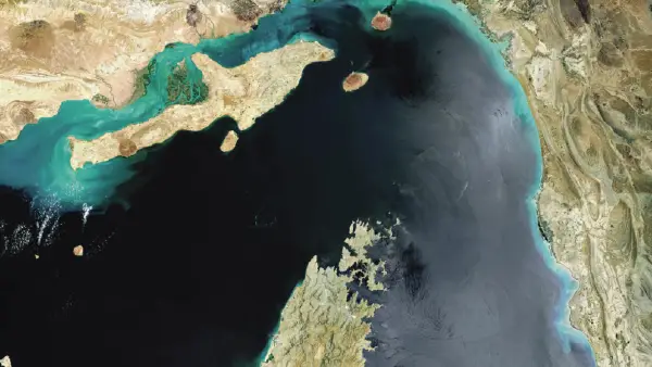 Иран го блокира Ормутскиот теснец: Пресретната порака испратена до бродовите