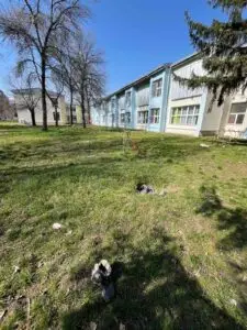 ОУ „Гоце Делчев“ Гостивар-Родители го чистеа дворот, апел за поголема акција следната недела