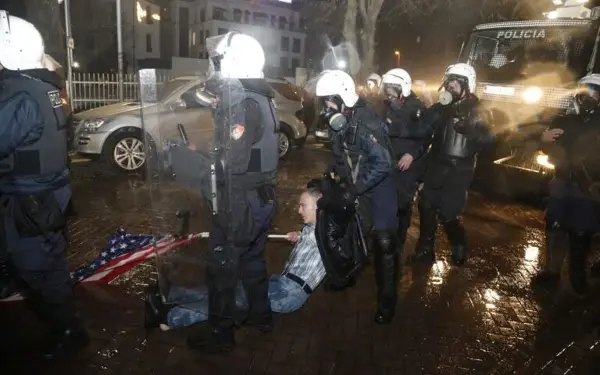 Во Тирана и синоќа протестите прераснаа во насилство