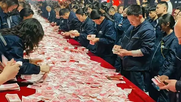 Најдобриот директор направи спектакл за работниците: Донесе 22 милиони евра на маса и им рече да си однесат дома колку што можат