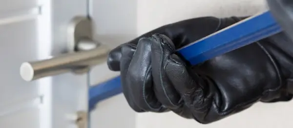 Непознат маж влегол во основно училиште во струшко, кршел инвентар и украл 400 денари!