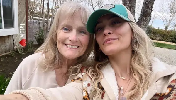 Фото: Ќерката на Мајкл Џексон објави ретки фотографии со нејзината мајка, не биле во контакт со години