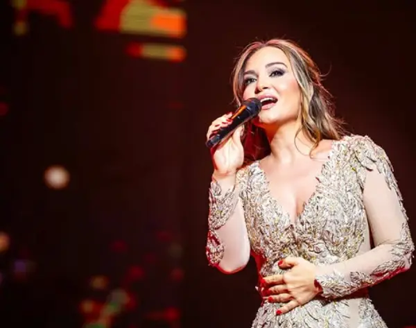 Драма во Бар: Jелена Томашевиќ падна на сцена во Бар, концертот прекинат