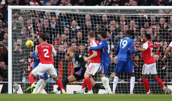 Три корнери три гола, Арсенал го победи Челзи