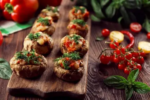 Предлог за денешен ручек: Подгответе полнети печурки со зеленчук