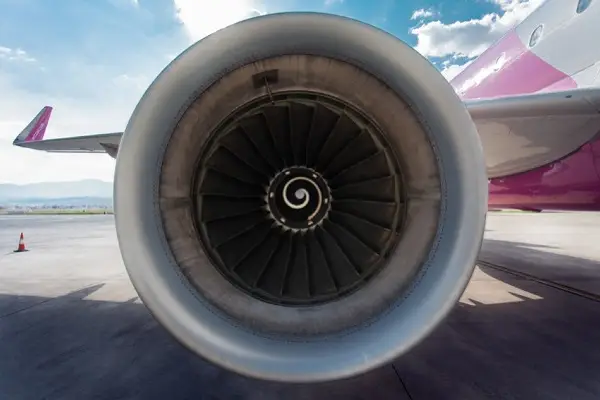 Авиокомпаниите масовно откажуваат летови