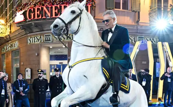 Андреа Бочели пристигна на коњ на фестивалот Сан Ремо (ВИДЕО)