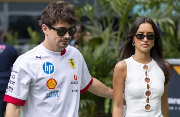 Шарл Леклер се венча со Александра- младите се возеа во старо Ферари (ВИДЕО)