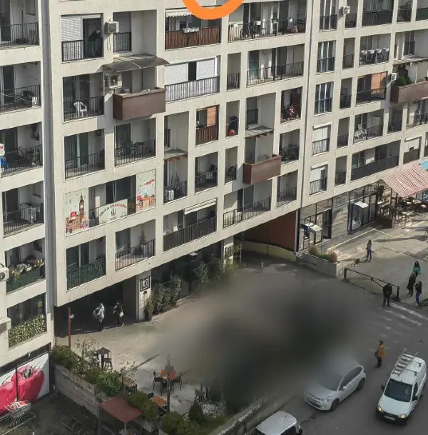 ОЈО: Се прибираат докази и се сослушуваат сведоци по трагедијата во Карпош каде мајка и дете беа најдени мртви по пад од зграда