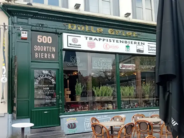 Казна за скршена чаша е 90 евра: популарен паб во кој мора да го оставите чевелот како депозит