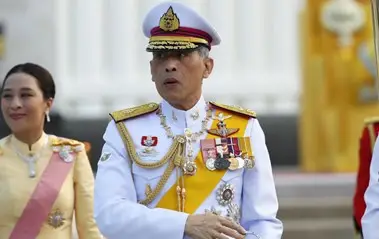 Најбогатиот монарх во светот Маха Ваџиралонгкорн располага со 17.000 куќи, 38 приватни авиони, 300 автомобили и 52 позлатени бродови