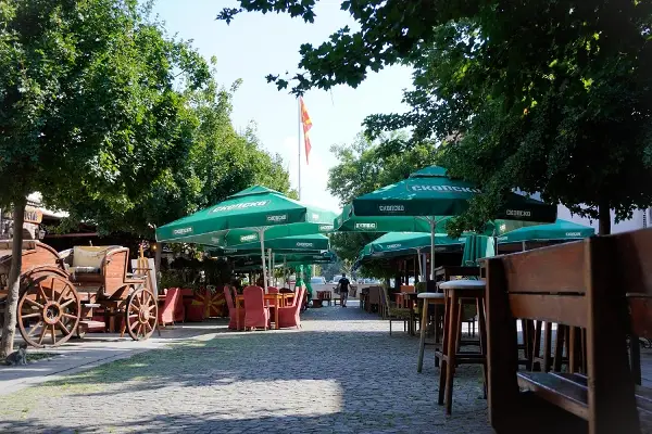 Инспекторите „хараат“ по Центар, санкции за сите што немаат одобрение за урбана опрема