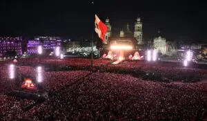 ФОТО+ВИДЕО | Шакира урна рекорд во Мексико Сити: 400.000 луѓе го следеа бесплатниот концерт на плоштадот Зокало