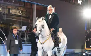 ФОТО+ВИДЕО | Андреа Бочели пристигна на коњ и го освои Санремо