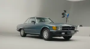 ВИДЕО | Мерцедес Бенц од 1982 година никогаш не бил регистриран: Сопственикот го чувал нов во гаража