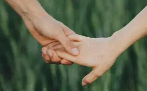 Пет неочекувани работи кои мажите ги забележуваат на женските раце за време на првиот состанок