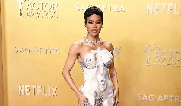 Се појави во фустан во облик на женско тело и го украде шоуто