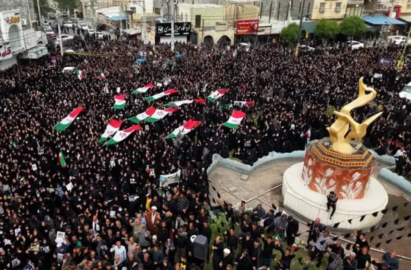 Илјадници луѓе на масовниот погреб на девојчињата убиени во американско-израелскиот напад врз Иран