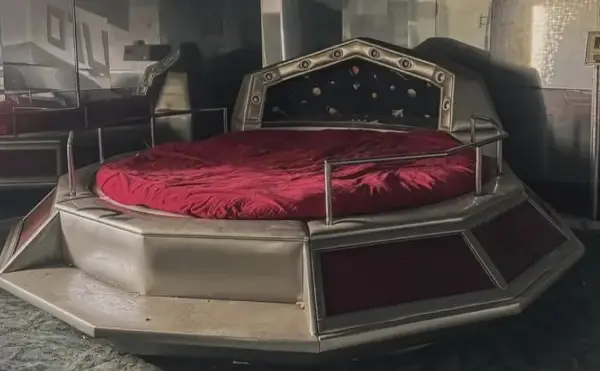 Се појавија снимки од напуштен љубовен хотел- специјални кревети, садо мазо апартмани, па дури и детско катче (ФОТО)