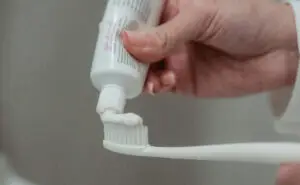 Три ефикасни трикови за чистење на домот со помош на паста за заби