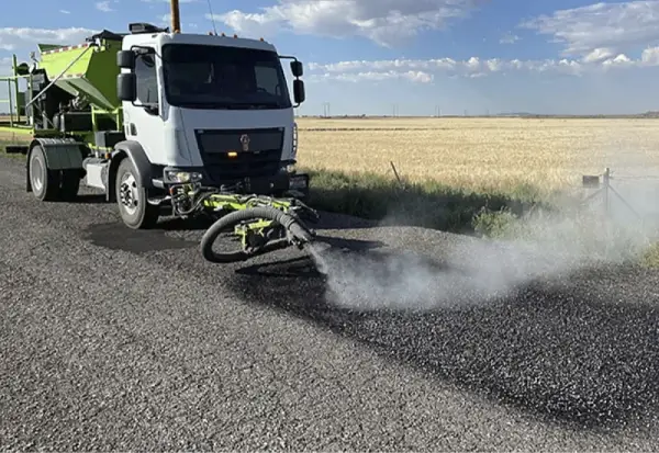 Американски камион крпи до 146 дупки дневно со загреан асфалтен спреј