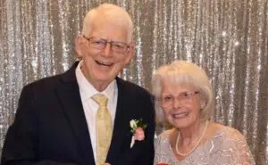 ФОТО | Љубов во третото доба: Симпатичен пар се венча во домот за стари лица каде што се запознале