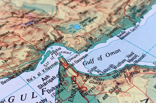 РАКЕТИРАН БРИТАНСКИ БРОД ВО ОРМУТСКИОТ ТЕСНЕЦ Екипажот го напуштил бродот