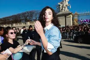 ФОТО | Ќерката на Моника Белучи ги украде сите погледи во Париз, убавата Дева е копија на мајка ѝ