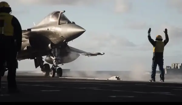 ФРАНЦУСКИТЕ „РАФАЛИ“ РАСПОРЕДЕНИ ВО БАЗАТА ВО ЕМИРАТИТЕ Ќе ги бранат француските воени бази