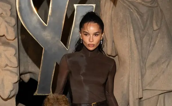 Зои Кравиц ги привлече сите погледи на Модната недела во Париз- сите гледаа во блузата (ВИДЕО)