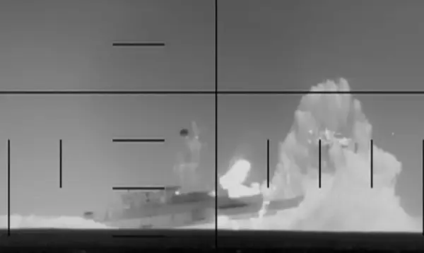 Со торпедо е погодена иранска фрегата- 80 загинати, снимен е моментот на ударот (ВИДЕО)