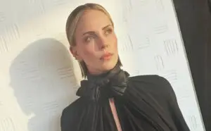 ФОТО | Шарлиз Терон ги „излуди“ парижани, се појави во црно мини здолниште и подвезици